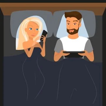 Happy couple using digital devices in bed at night Illustrazione stock
