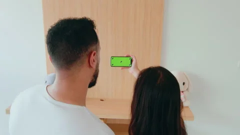 Happy couple video chat with their family with smartphone 库存影片 341880664