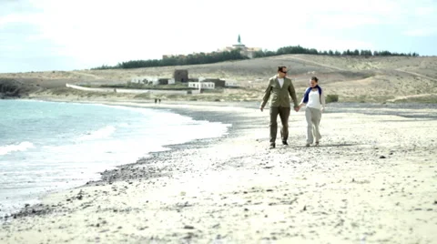 Happy couple walking on the beach  Video stock 1050841