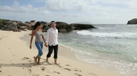 Happy couple walking by the beach Video stock 14827565