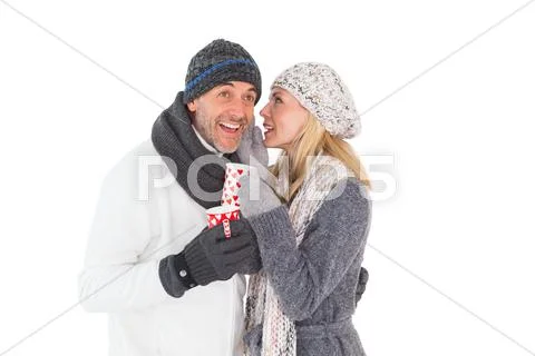 Happy couple in winter fashion holding mugs Stock-Fotos