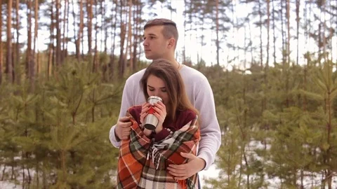 Happy couple in winter forest.Full hd video Vídeos de archivo 73036979