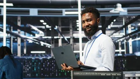 Happy data center admin uses node tree programming on laptop 库存照片