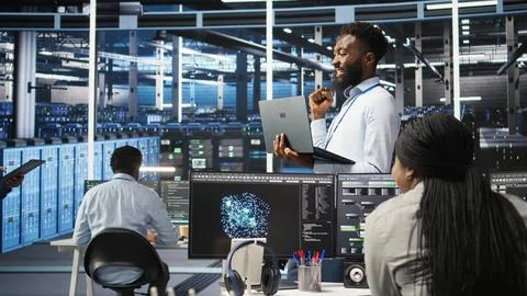 Happy data center admin using node tree tool doing high five with coworker Foto stock