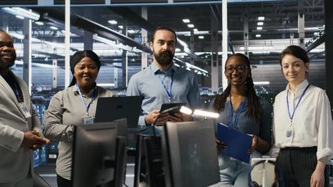 Happy data center engineering team collaborate on neural network implementation Foto stock