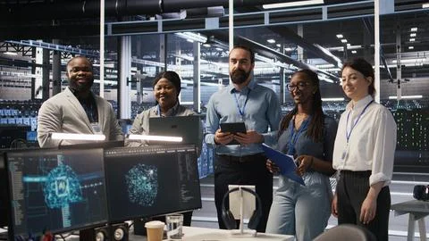 Happy data center engineering team collaborate on neural network implementation Foto stock