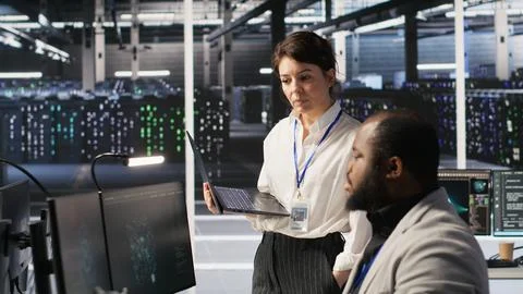Happy data center manager providing positive feedback to engineer Foto stock