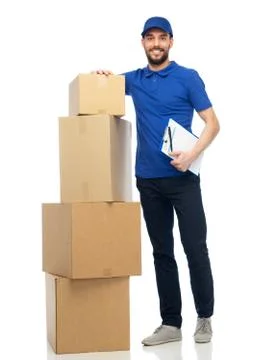 Happy delivery man with parcel boxes and clipboard Foto stock