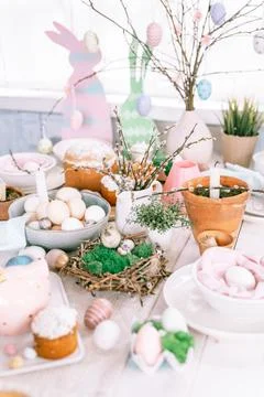 Happy easter and spring holidays time. festive tablescape set decor. traditio Foto stock