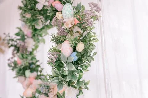 Happy easter and spring holidays time. easter wreath with sprigs of lilac bus Foto stock