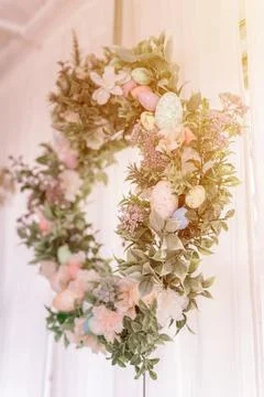 Happy easter and spring holidays time. easter wreath with sprigs of lilac bus Foto stock