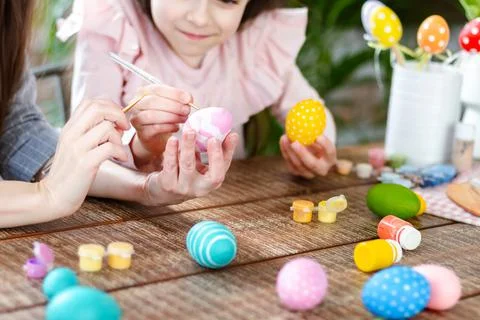 Happy Easter atmosphere! Close up funny, pretty, creative mom teacher, explai Foto stock