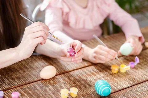 Happy Easter atmosphere! Close up funny, pretty, creative mom teacher, explai Foto stock