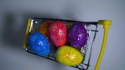 Happy Easter background. Easter eggs colorful in the shopping cart on light Vídeo Stock 233549891