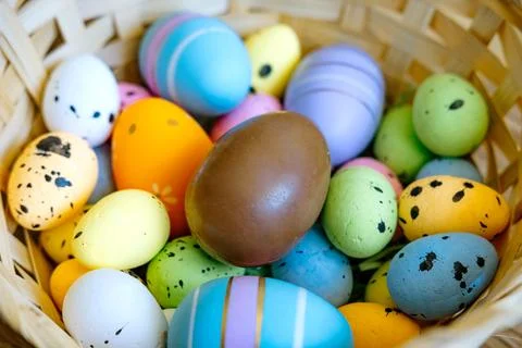 Happy Easter. Basket with Easter eggs in grass on a sunny spring day - East.. Foto stock