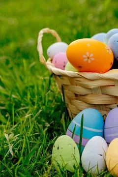Happy Easter. Basket with Easter eggs in grass on a sunny spring day Fotos de archivo