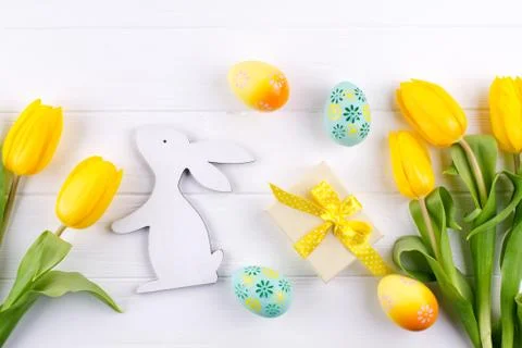 Happy Easter card. Frame with yellow tulips and easter eggs and bunny Stock-Fotos
