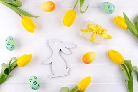 Happy Easter card. Frame with yellow tulips and easter eggs and bunny Stock-Fotos