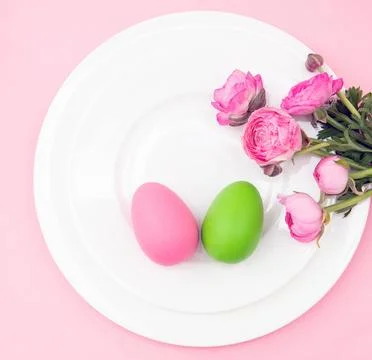 Happy Easter celebration table. Easter eggs and buttercups flower decoration  Foto stock