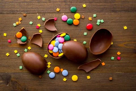 Happy Easter with chocolate eggs and sweets, top view Stockfoto's