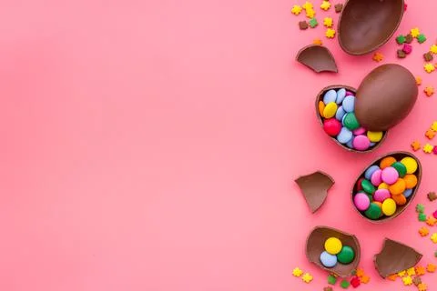 Happy Easter with chocolate eggs and sweets, top view Foto stock