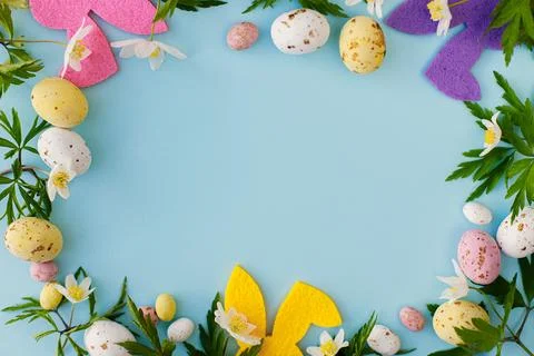 Happy Easter! Colorful Easter bunnies, chocolate eggs and spring flowers on.. Stock Photos