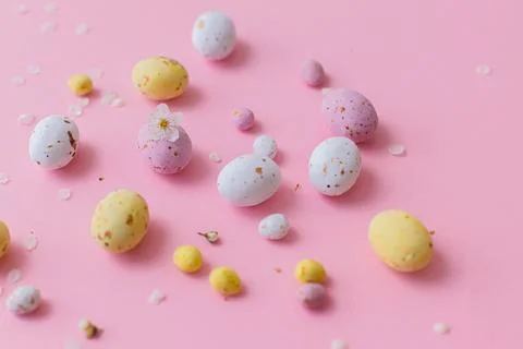 Happy Easter! Colorful Easter chocolate eggs with cherry blossoms on pink b.. Stock Photos