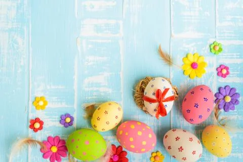 Happy easter! Colorful of Easter eggs in nest on pastel color bright green an Stock Photos
