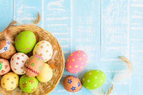Happy easter! Colorful of Easter eggs in nest on pastel color bright green an Stock Photos