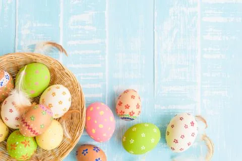 Happy easter! Colorful of Easter eggs in nest on pastel color bright green an Stock Photos