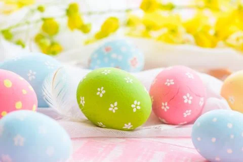 Happy easter! Colorful of Easter eggs in nest with flower,  paper star and Fe Foto stock
