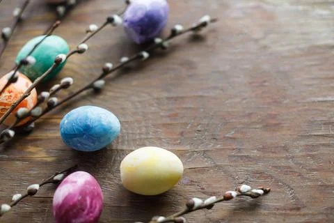 Happy Easter! Colorful easter eggs with willow branches on rustic wooden ba.. Foto stock