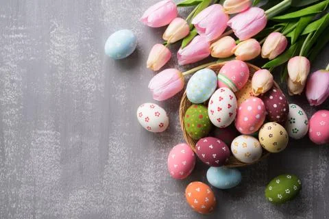 Happy easter! Colourful of Easter eggs in nest with pink tulip flower and Fea Foto stock