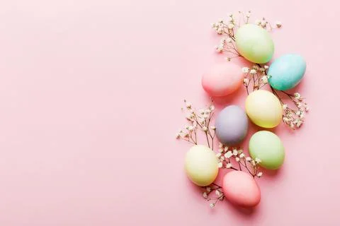 Happy Easter composition. Easter eggs on colored table with gypsophila. Nat.. Stock Photos