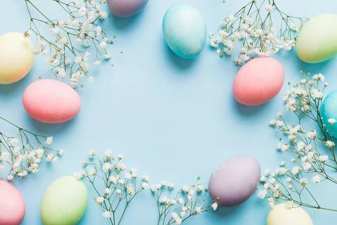 Happy Easter composition. Easter eggs on colored table with gypsophila. Nat.. 스톡 사진
