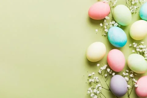 Happy Easter composition. Easter eggs on colored table with gypsophila. Nat.. Foto stock