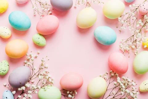 Happy Easter composition. Easter eggs on colored table with gypsophila. Nat.. 库存照片