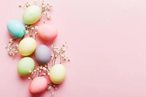 Happy Easter composition. Easter eggs on colored table with gypsophila. Nat.. Foto stock