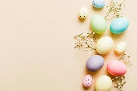 Happy Easter composition. Easter eggs on colored table with gypsophila. Nat.. 库存照片