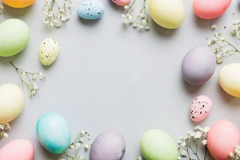 Happy Easter composition. Easter eggs on colored table with gypsophila. Nat.. Foto stock