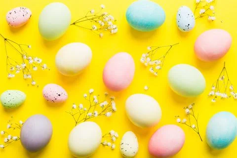 Happy Easter composition. Easter eggs on colored table with gypsophila. Nat.. Stock Photos