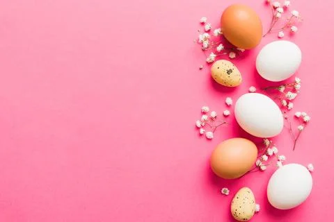 Happy Easter composition. Easter eggs on colored table with gypsophila. Nat.. 库存照片