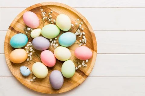 Happy Easter composition. Easter eggs in basket on colored table with gypso.. Foto stock
