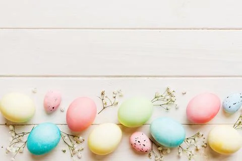 Happy Easter composition. Easter eggs on colored table with gypsophila. Nat.. 写真素材