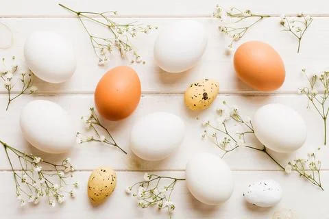 Happy Easter composition. Easter eggs on colored table with gypsophila. Nat.. 스톡 사진