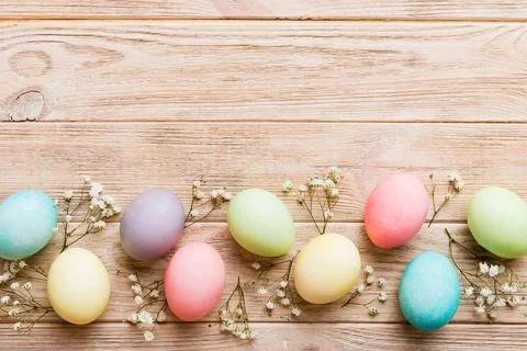 Happy Easter composition. Easter eggs on colored table with gypsophila. Nat.. 库存照片