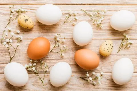 Happy Easter composition. Easter eggs on colored table with gypsophila. Nat.. 库存照片