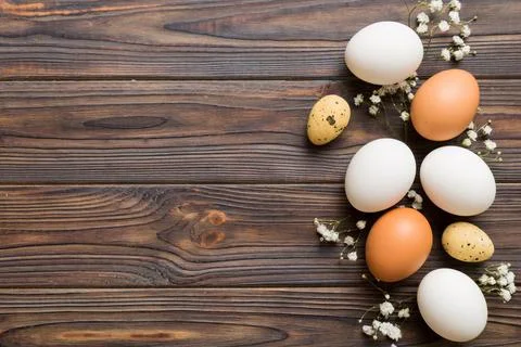 Happy Easter composition. Easter eggs on colored table with gypsophila. Nat.. 库存照片