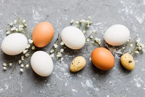 Happy Easter composition. Easter eggs on colored table with gypsophila. Nat.. 库存照片