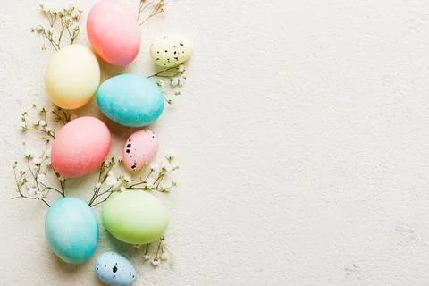 Happy Easter composition. Easter eggs on colored table with gypsophila. Nat.. 스톡 사진